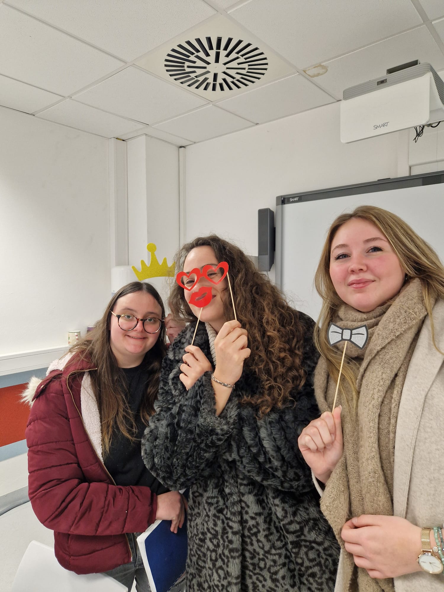 Pflege-Humor für einen entspannteren Alltag! Unsere Azubis Pflegefachfrau / Pflegefachmann in Saarlouis machen es vor.