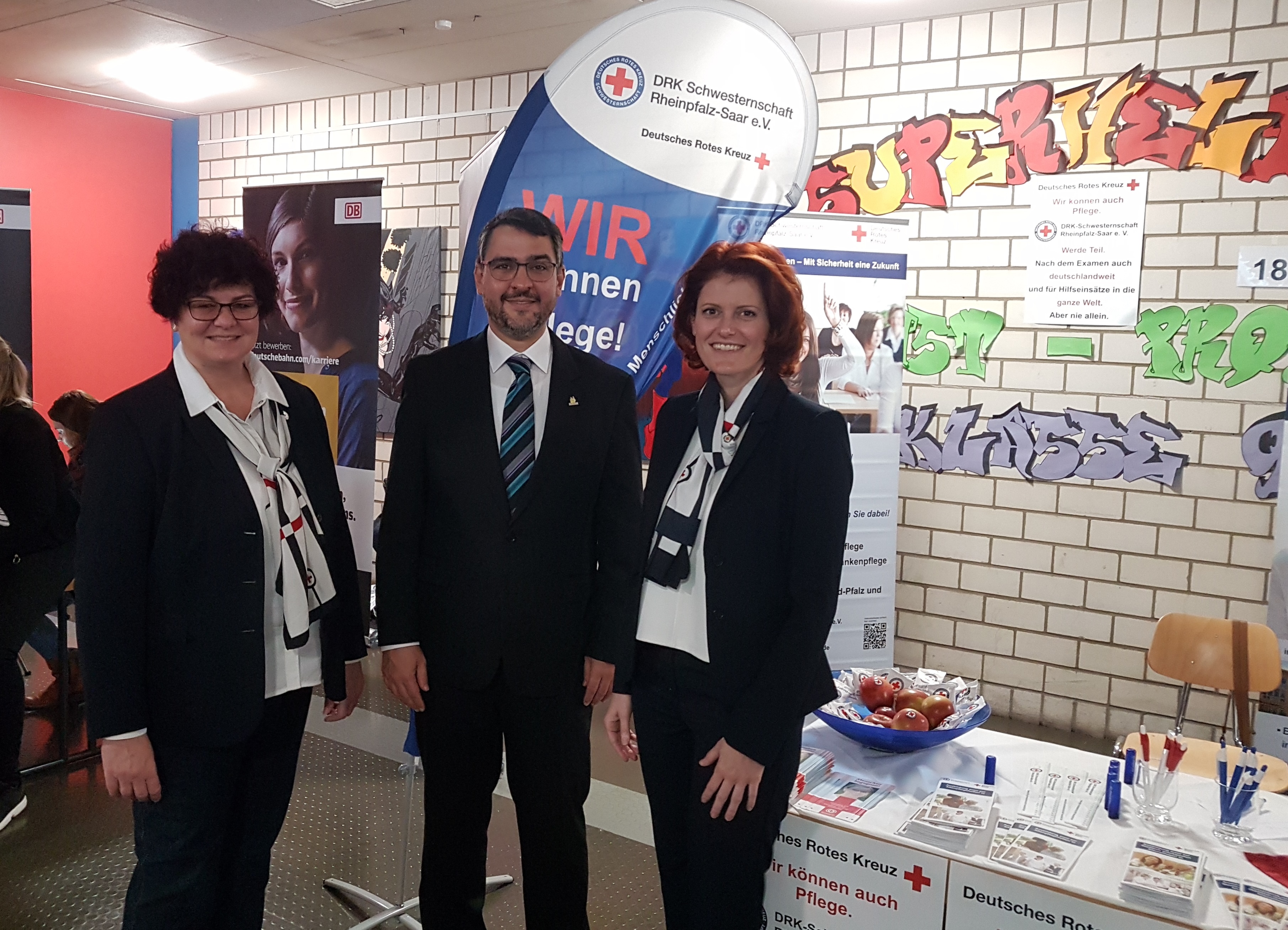 Treffen mit Bürgermeister Ingo Röthingshöfer auf der BeSt-Messe in Neustadt. Von links: Schwester Anja Hörner, Pflegedienstleitung Rotkreuzstift, Bürgermeister der Stadt Neustadt Marc Weigel, Sabine Lüpcke-Roth, Referentin für Öffentlichkeitsarbeit.