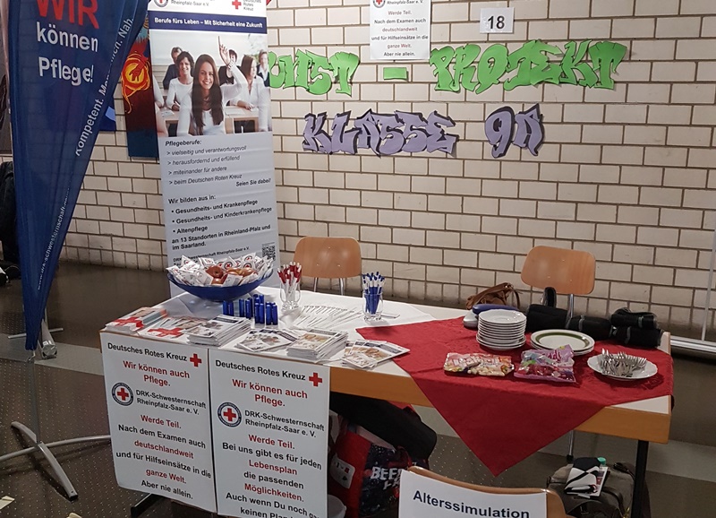 Messestand der DRK Schwesternschaft auf der Ausbildungsmesse in der Realschule Plus in Neustadt.