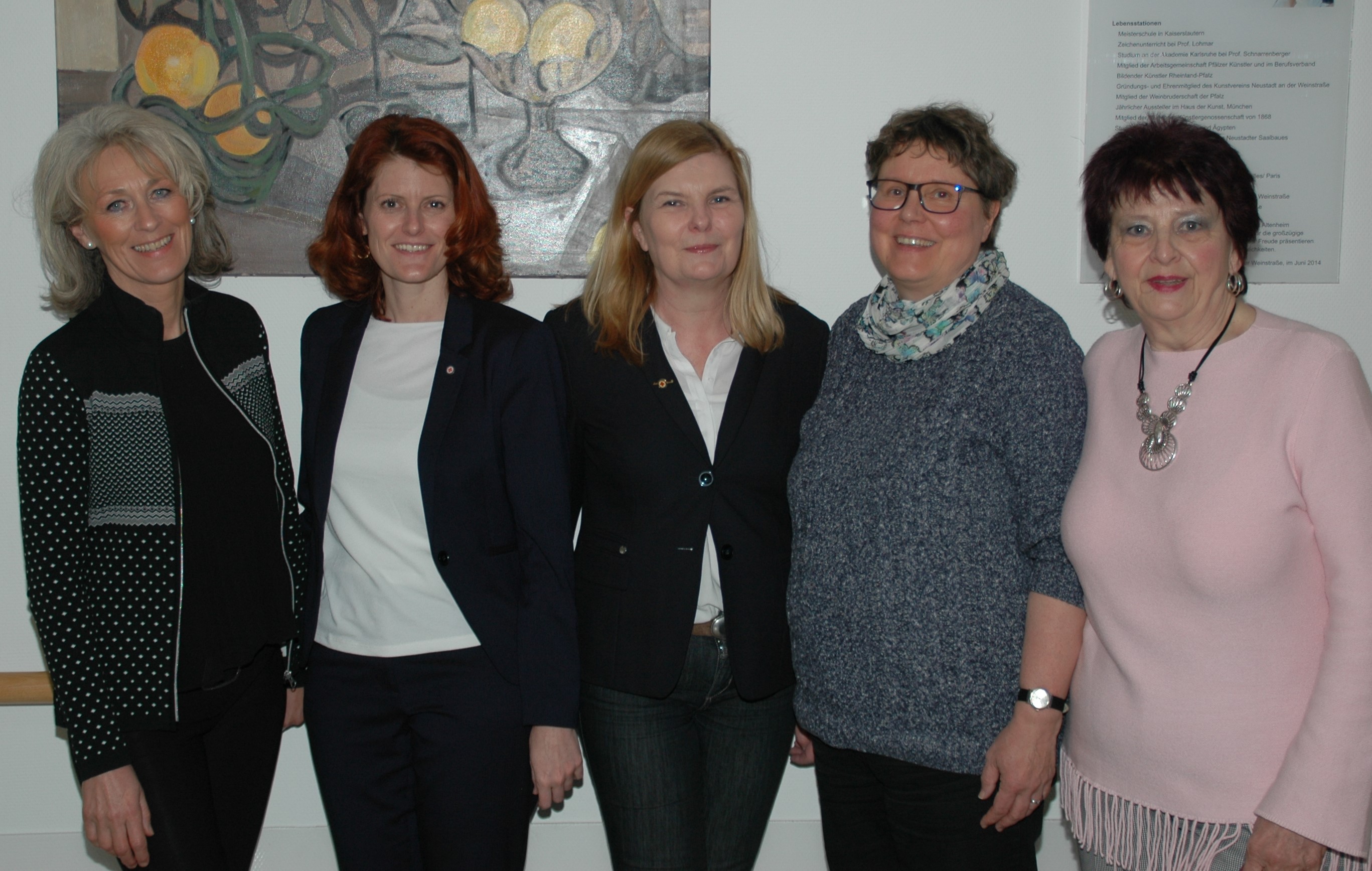 Bei der Einweihung der Selbsthilfegruppe Lebensfreude, von links: Marion Adam von der AWO Pfalz, Sabine Lüpcke-Roth von der DRK Schwesternschaft Rheinpfalz-Saar e.V., Beate Gehlhar-Rupp, Einrichtungsleiterin des Rotkreuzstifts, Diplom-Psychologin Gabriele Nicklis und Karin Hurrle, Leiterin der Gruppe.