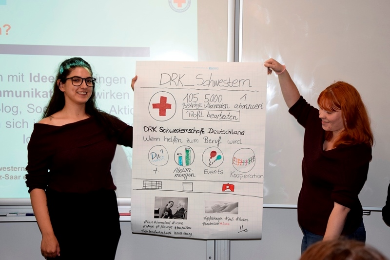 Krankenpflegeschüler präsentieren ihre Ergebnisse am Bildungszentrum für Gesundheitsberufe am DRK Krankenhaus Hachenburg.